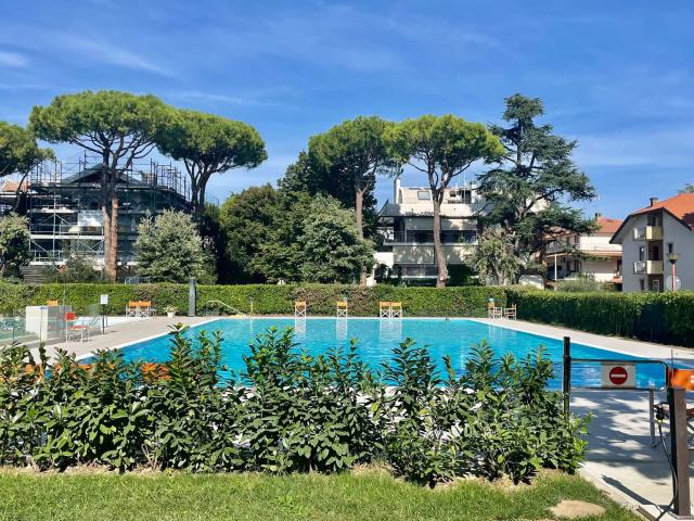 Bilocale con balcone e piscina a Riccione
