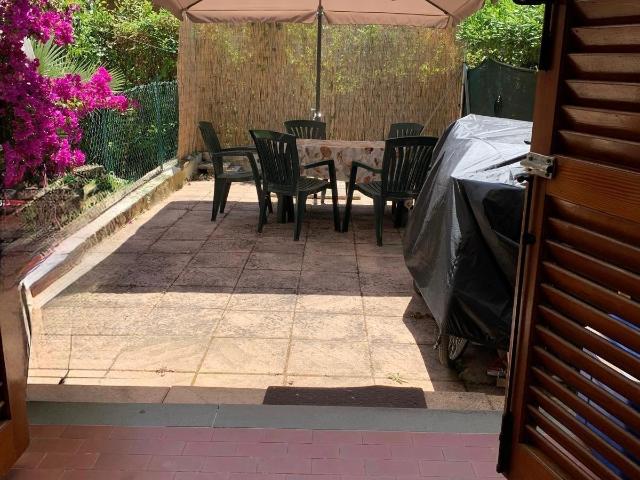 Bilocale con giardino, Massa marina di