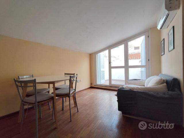 Bilocale con Terrazzo, pressi Piazza Castello