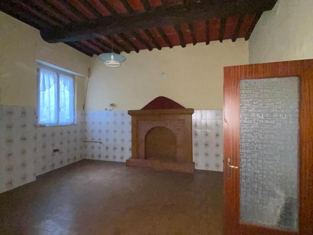Bilocale da ristrutturare, Bagni di Lucca scesta