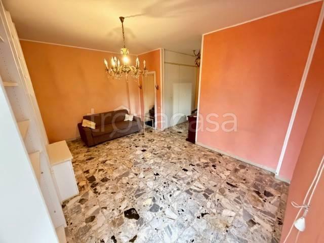Bilocale in vendita a Monza via Giuseppe Giacosa, 44, Cederna
