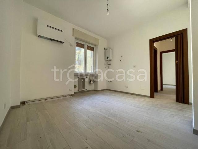 Bilocale in vendita a Milano via Derna, Cimiano