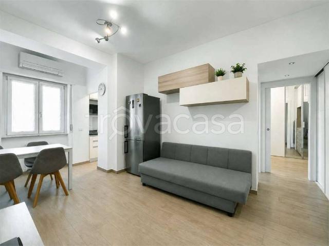 Bilocale in vendita a Milano via Lomellina, 47, Argonne Corsica