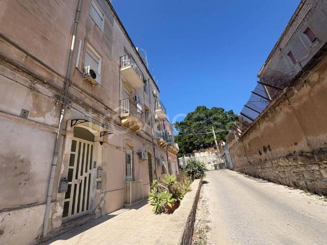 Bilocale in vendita a Siracusa via Monfalcone, Borgata Santa Lucia