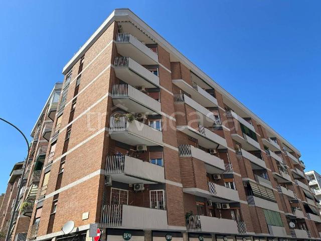Bilocale in vendita a Roma via Caio Manilio, 30, Appio Claudio Statuario