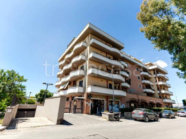 Bilocale in vendita a Roma via Barzanò, 9, Dragona