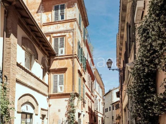 Bilocale in vendita a Roma via della Pelliccia, 5, Trastevere