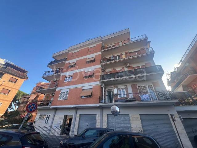 Bilocale in vendita a Roma via Monte Lupo Fiorentino, Trullo Colle del Sole