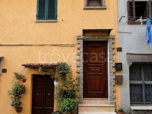 Bilocale in vendita a Ronciglione via Borgo di Sotto, 29
