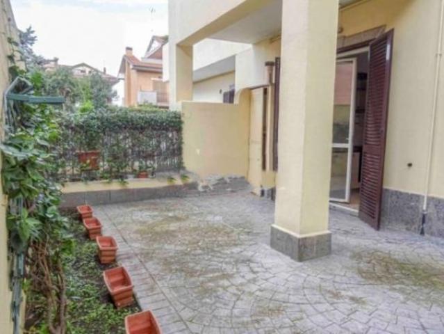 Bilocale in zona Morena via Servilia piano terra