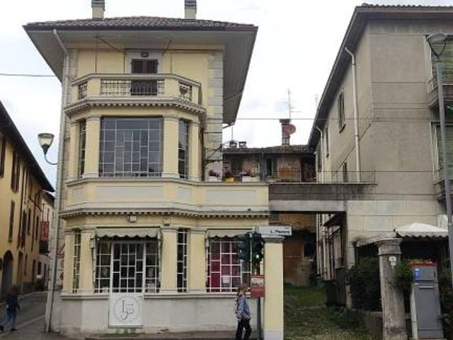Bilocale in affitto a Barzanò piazza Fratelli Besana