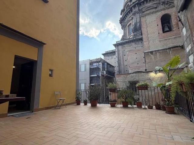 Bilocale in affitto a Napoli, Tribunali