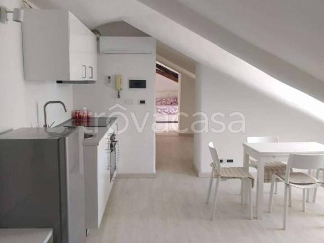 Bilocale in affitto a Torino via Fratelli Calandra 9, Via della Rocca