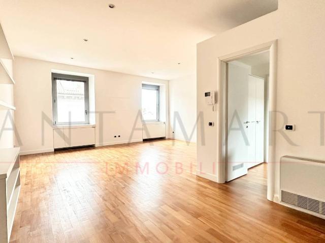 Bilocale ottimo stato, quarto piano, Cadorna Castello, Milano