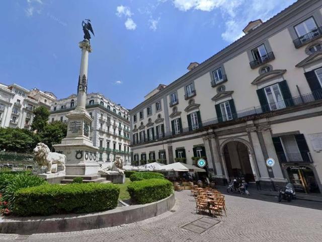 Bilocale piazza DEI MARTIRI, Chiaia, Napoli