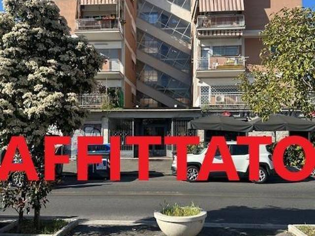 Bilocale piazza di Cinecittà 2, Appio Claudio Statuario, Roma