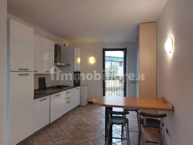 Bilocale piazza Federico Berera, 18, Centro, Sesto Calende