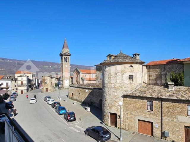 Bilocale piazza Monumento, Centro, Varsi