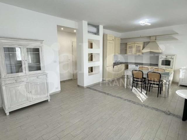 Bilocale ristrutturato con ampio balcone, comodo al centro e. 60m² Sanremo