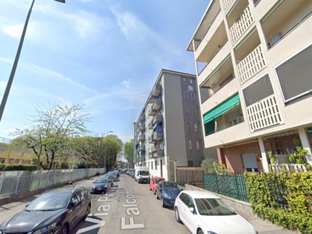 bilocale ristrutturato con balcone fronte metro M1