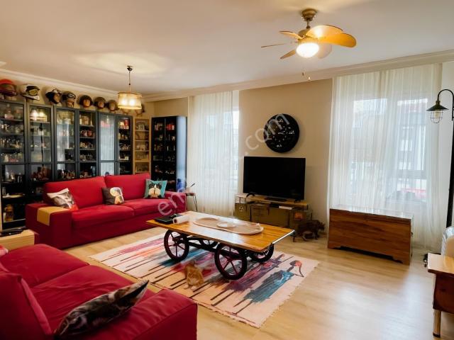 Birlik Mahallesi Cadde Üzeri 3+1 130m² Yapılı Ara Kat Ön Cephe