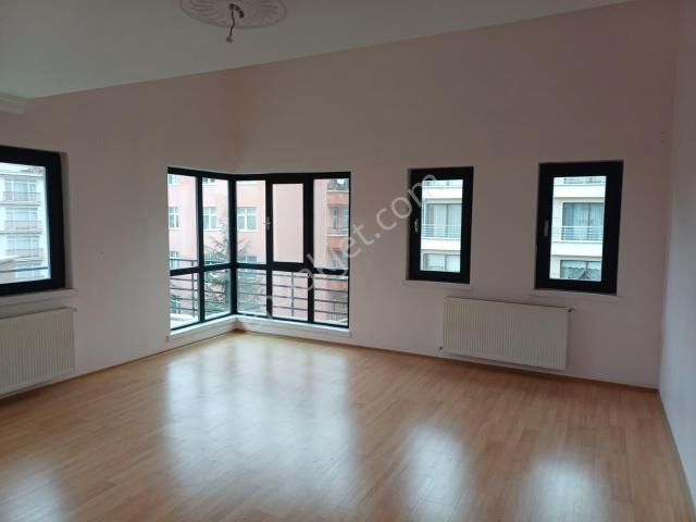 Birlik Mahallesi Ana Caddeye Yakın Komili Otoparklı Asansörlü Bakımlı Kiralık 5+1 Dubleks Daire