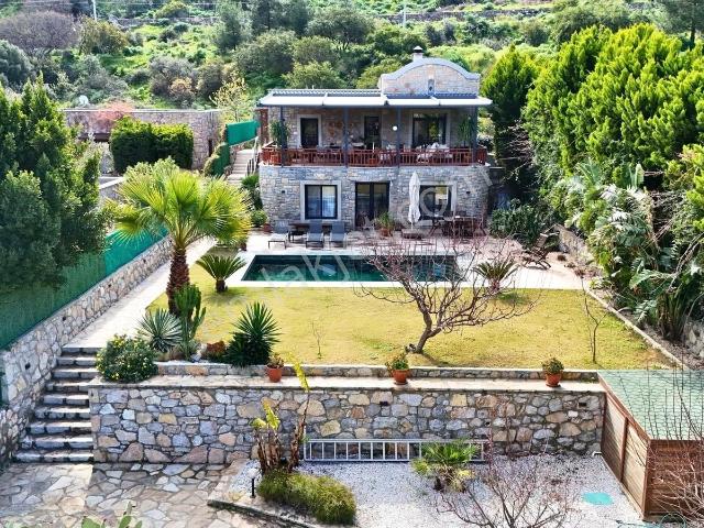 Bitez Köyiçinde Yaz kış Yaşama Uygun Tam Müstakil Villa