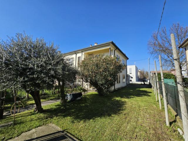 Bi/Tri/Quadrifamiliare in Vendita a Este