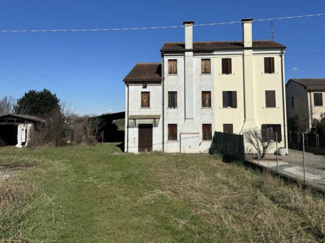 Bi/Tri/Quadrifamiliare in Vendita a Ospedaletto Euganeo