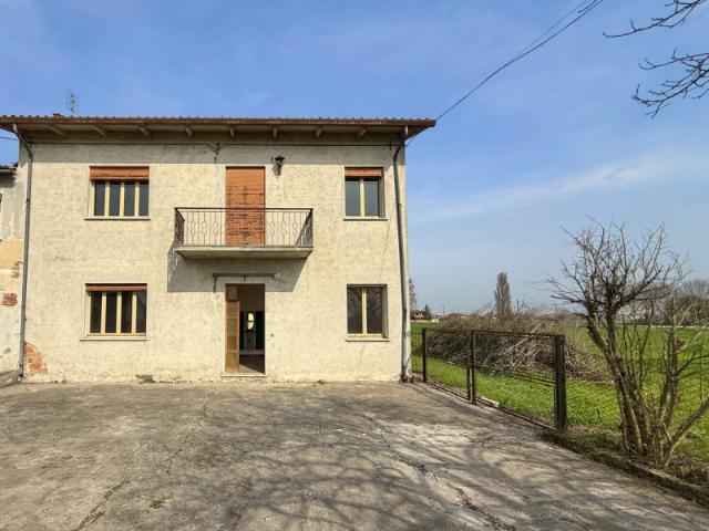 Bi/Tri/Quadrifamiliare in Vendita a Solesino