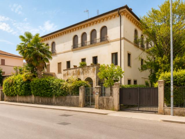 Bi/Tri/Quadrifamiliare in Vendita a Vicenza