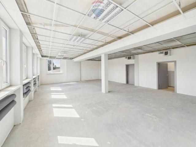 Biuro 85,3 m² z windą i parkingiem – Rybnik