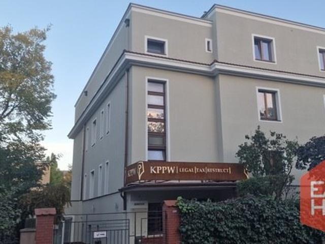 Biuro 16 m² z aneksem kuchennym i zielonym widokiem