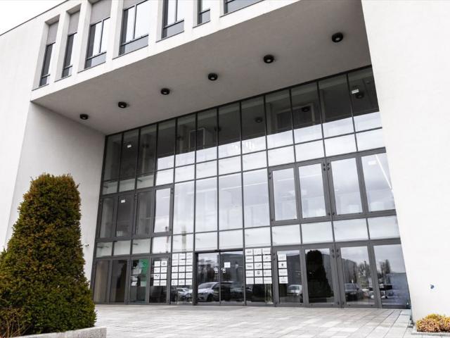 Nowoczesne biuro 19,35 m² z pełnym wyposażeniem i parkingiem