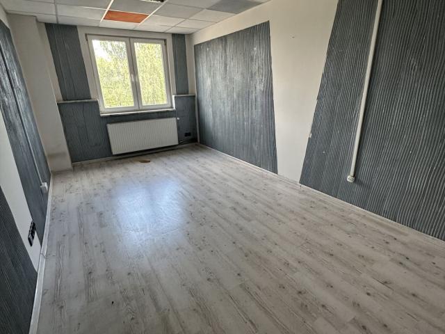 Biuro 20 m² z centralnym ogrzewaniem, parkingiem i szyldem