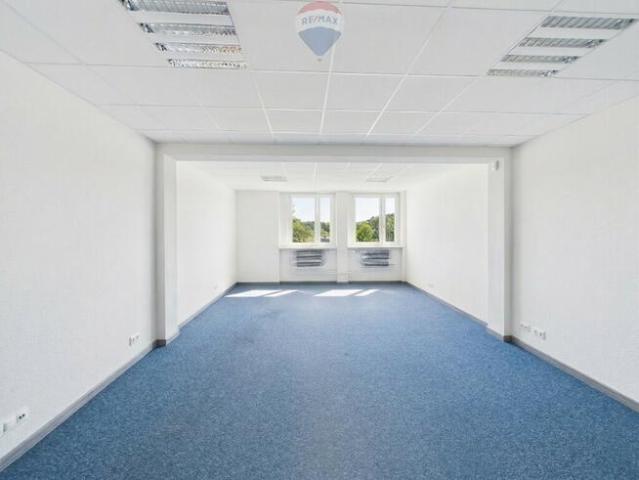 Biuro 39,2 m² z windą i parkingiem – Rybnik