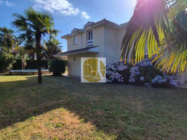 BIZANOS VILLA 5 CHAMBRES 3 SANITAIRES GARAGE TERRASSE COUVERTE PISCINE HORS SOL JARDIN SECURISE