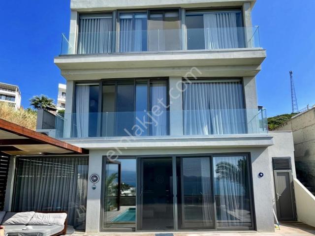 Boğaziçi'nde Muhteşem Deniz Manzaralı Havuzlu Lüks Villa
