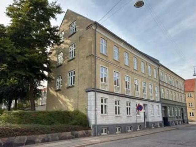 BO I ATTRAKTIVE AALBORG VESTBY – LYS 3 VÆRELSES LEJLIGHED MED ALTAN