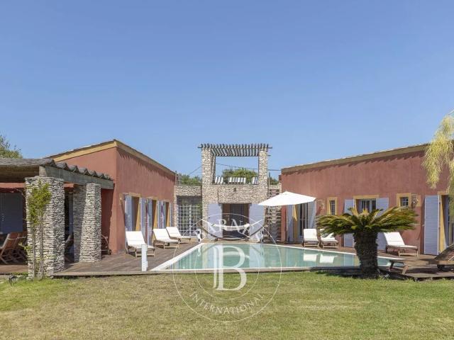 Bonifacio, Villa, 4 chambres, vue montagnes, piscine, proche. 180m² Bonifacio