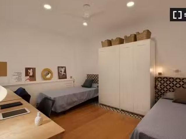 ¡En alquiler! Cama en habitación compartida en piso de 6 habit.