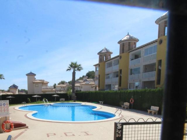 BONITO ADOSADO CON JARDÍN Y SOLÁRIUM EN ORIHUELA COSTA