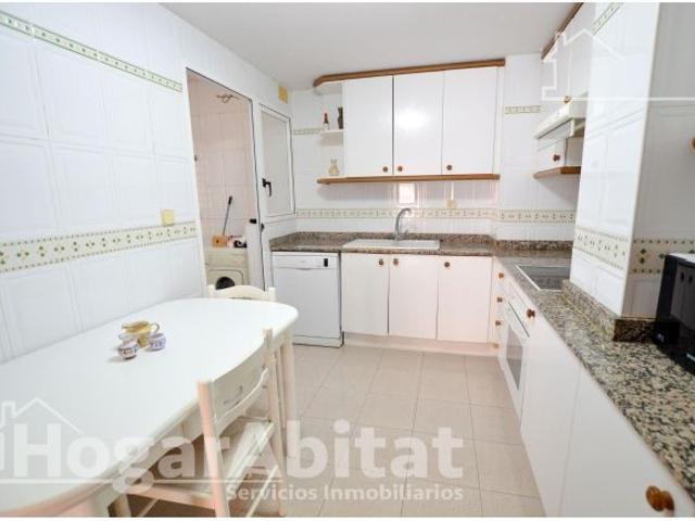 BONITO, ALTO Y LUMINOSO EN RESIDENCIAL CON GARAJE, PISCINA Y BALCÓN CON VISTAS AL MAR