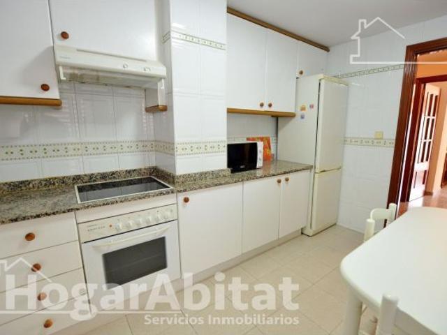 BONITO, ALTO Y LUMINOSO EN RESIDENCIAL CON GARAJE, PISCINA Y BALCÓN CON VISTAS AL MAR