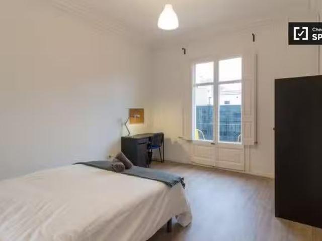 ¡Oferta! Alquiler de habitaciones en piso de 8 habitaciones en.