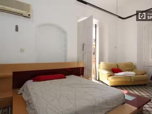 Bonito Alquiler de habitaciones en piso de 9 dormitorios en Ce.