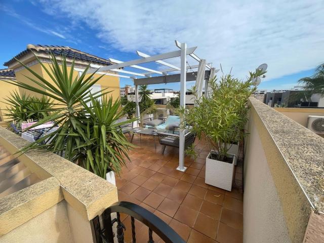 Bonito apartamento con azotea privada y piscina comunitaria