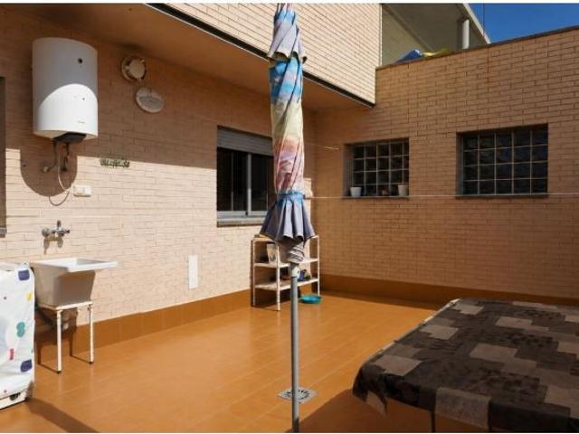 BONITO APARTAMENTO EN ISLA PLANA CON TERRAZA VISTAS AL MAR Y PISCINA COMUNITARIA