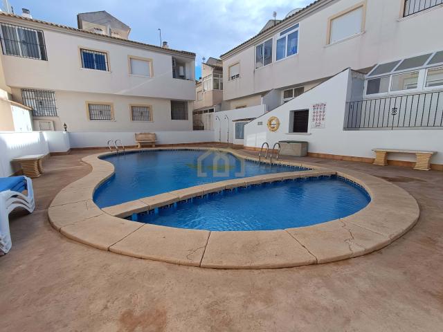 Bonito bungalow de planta alta en Heredades con azotea privada y piscina comunitaria