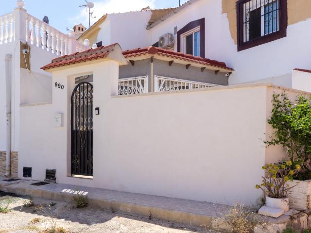 Bonito bungalow en esquina completamente reformado con jardín privado y amplia terraza cubierta